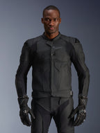 Alpinestars Dusk Airflow Leather Jacket, giacca da moto in pelle nera, pelle traforata con imbottiture protettive sulle spalle, design aderente, indossata con guanti protettivi neri coordinati