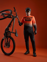 Maglia Alpinestars A-Dura ASTARS 2.0 manica lunga arancio-nera sfumata con logo e attrezzatura da mountain bike.