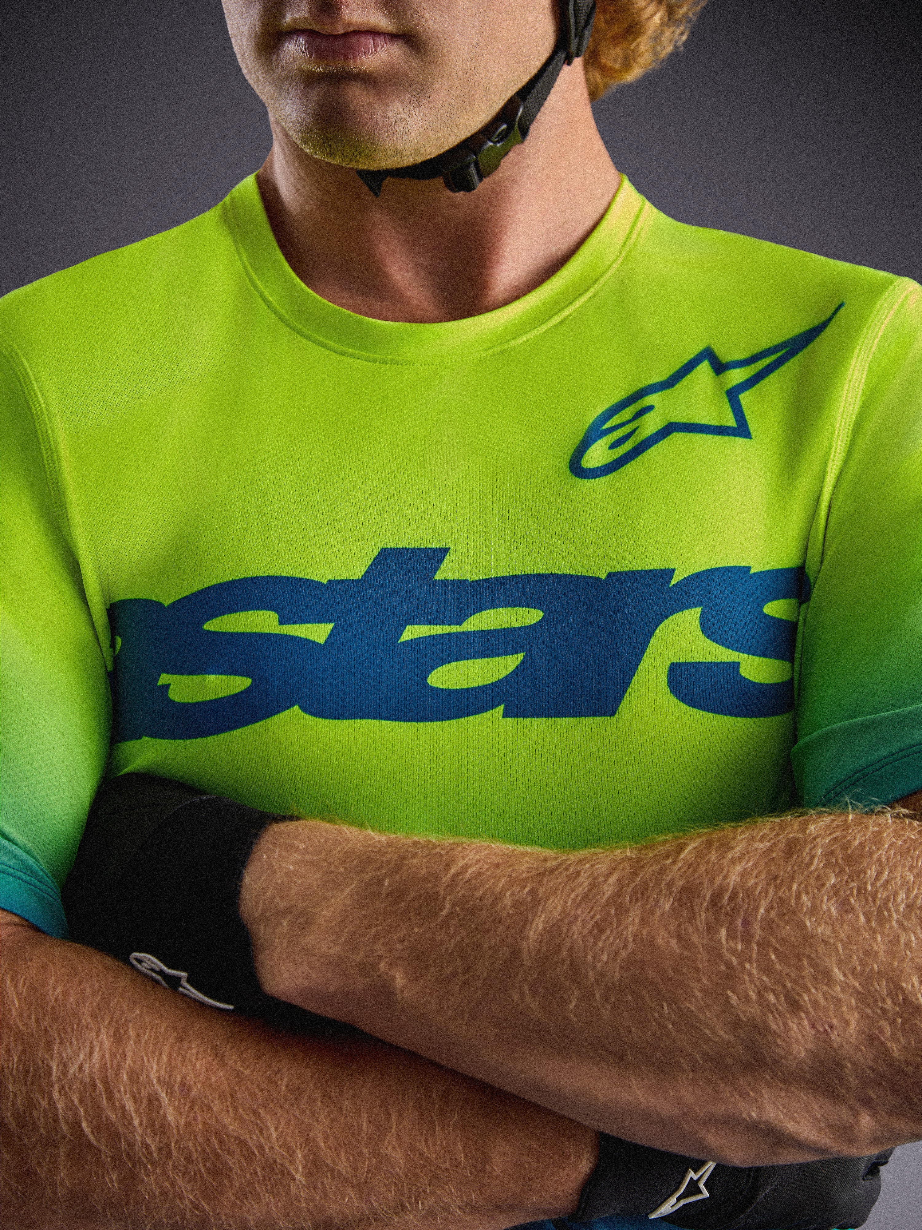 Maglia Alpinestars A-Dura ASTARS 2.0 giallo fluo, top MTB a maniche corte con loghi blu e tessuto tecnico elasticizzato.