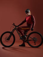Kit Alpinestars A-Dura Elite 2.0 bordeaux con maglia e pantaloni coordinati e bici Specialized in studio.