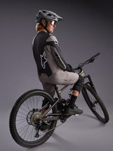 Maglia Alpinestars A-Dura Race grigia a maniche lunghe, tessuto tecnico elasticizzato e loghi per mountain bike.