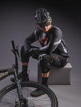 Pantaloncini A-Dura Ride Black Camo e maglia a maniche lunghe Alpinestars, con kit MTB e bici Specialized.