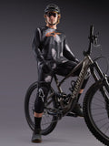 Maglia Alpinestars A-Dura Ride a maniche lunghe Black Camo con logo arancione, indossata da un rider su mountain bike.
