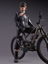 Completo Alpinestars A-Dura Ride black camo con maglia e shorts da MTB, casco e ginocchiere protettive.