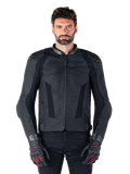Alpinestars Missile V3 Leather Jacket, giacca da moto racing nera, indossata da un modello con guanti e pantaloni neri coordinati, caratterizzata da pelle traforata per la ventilazione, slider esterni sulle spalle e design sportivo aerodinamico