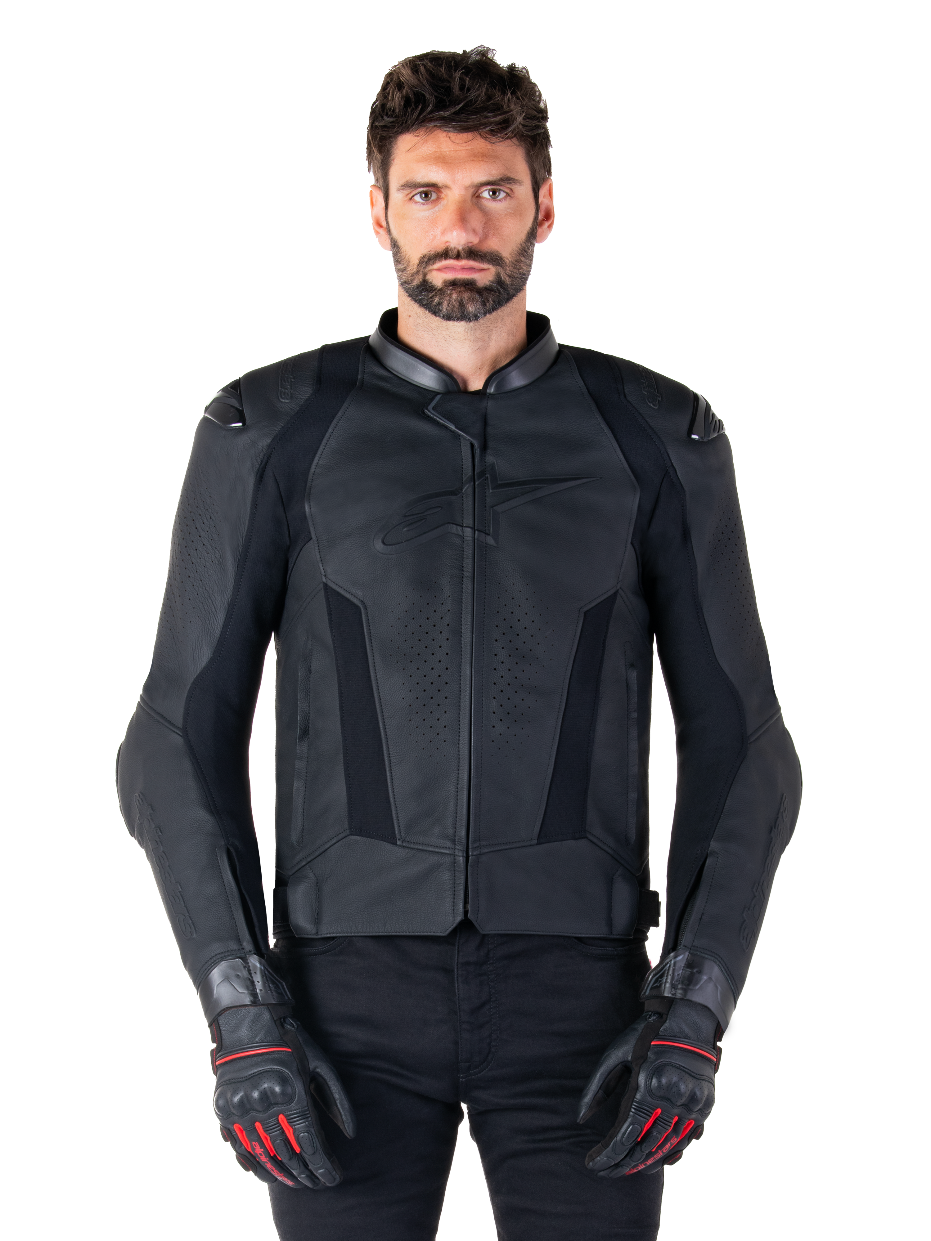Alpinestars Missile V3 Leather Jacket, giacca da moto racing nera, indossata da un modello con guanti e pantaloni neri coordinati, caratterizzata da pelle traforata per la ventilazione, slider esterni sulle spalle e design sportivo aerodinamico