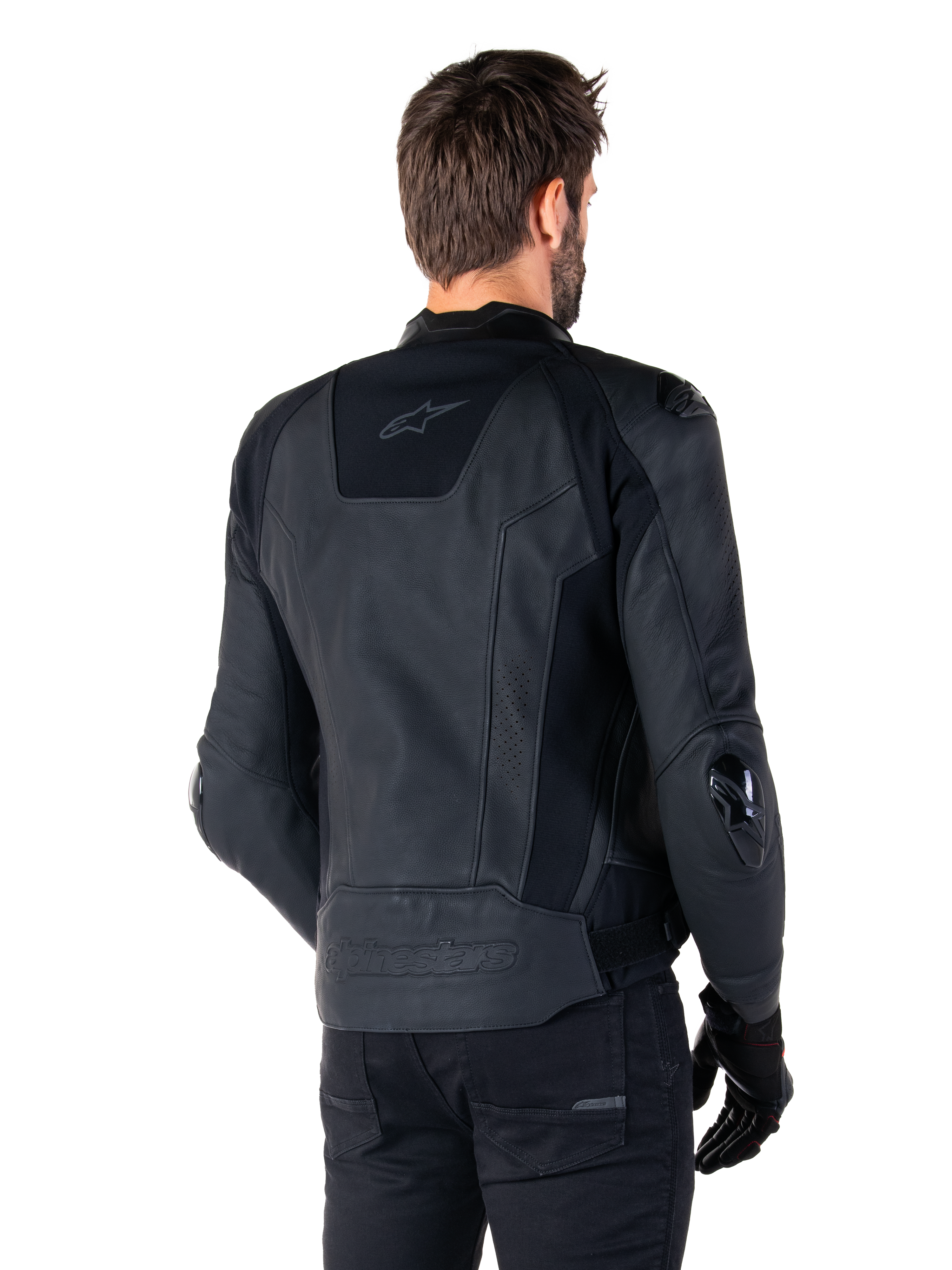 Giacca in pelle Alpinestars Missile V3, nera, vista posteriore su modello, giacca sportiva premium da corsa in pelle, con logo Alpinestars in rilievo sulla parte bassa della schiena e slider per i gomiti in TPU