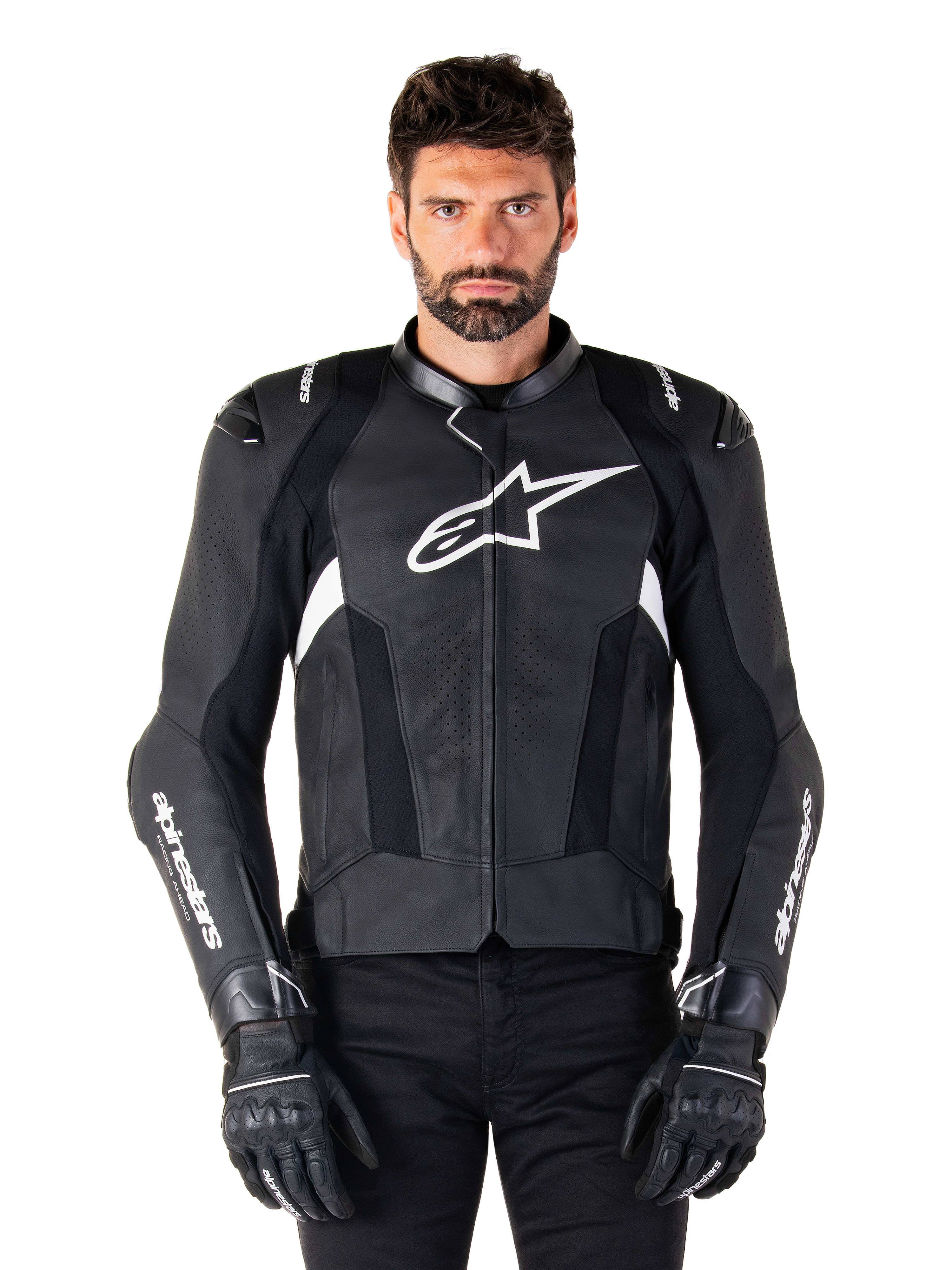 Giacca in pelle Alpinestars Missile V3, nera con loghi bianchi, indossata da un modello con guanti da moto neri, giacca da corsa in pelle premium con pannelli di ventilazione traforati e caratteristiche per prestazioni di guida