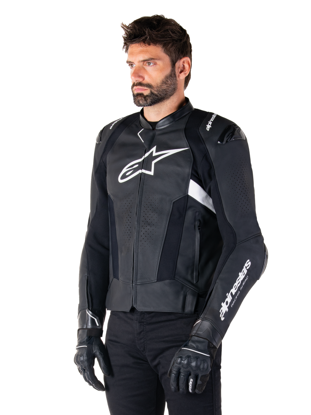 Giacca in pelle Alpinestars Missile V3, nera e bianca, indossata da un uomo con guanti da moto neri, con un prominente logo Alpinestars bianco sul petto, slider esterni sulle spalle e pannelli traforati per un look d'ispirazione racing.