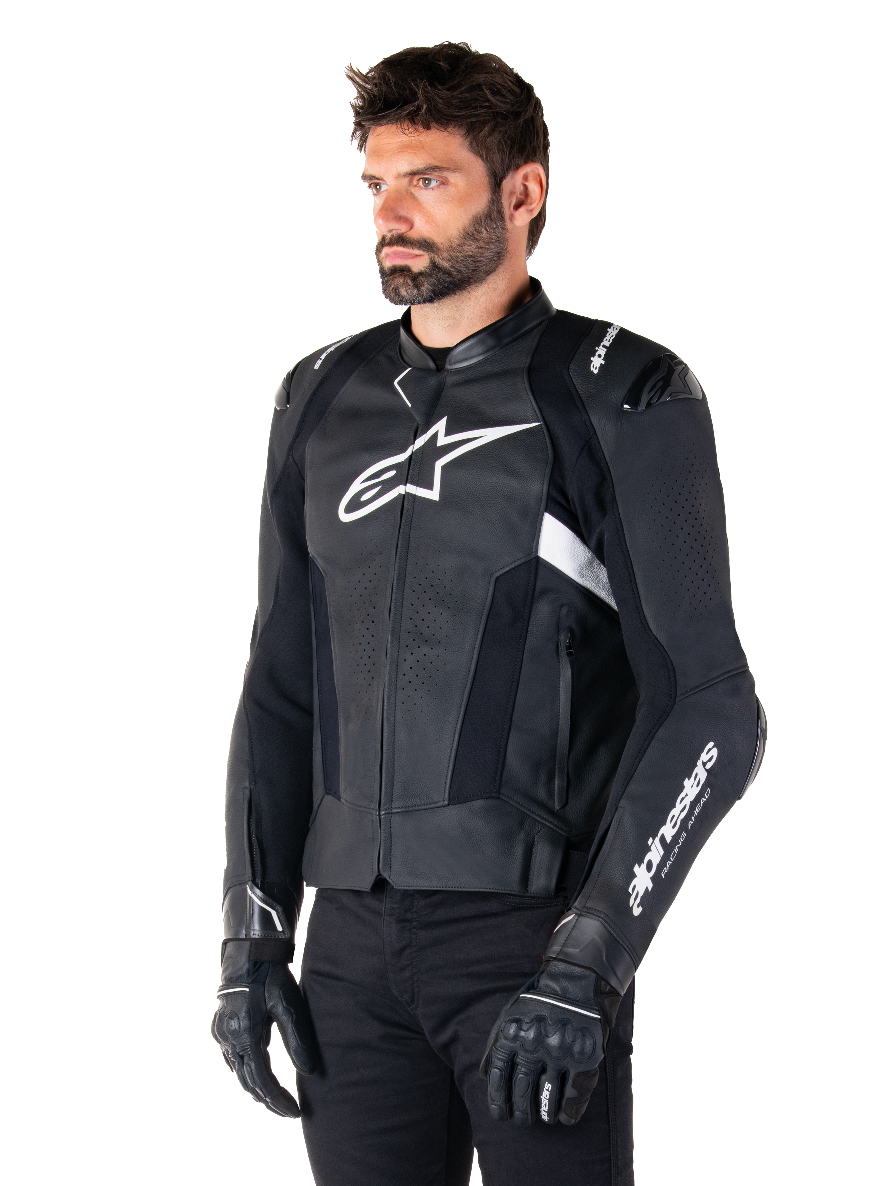 Giacca in pelle Alpinestars Missile V3, nera e bianca, indossata da un uomo con guanti da moto neri, con un prominente logo Alpinestars bianco sul petto, slider esterni sulle spalle e pannelli traforati per un look d'ispirazione racing.