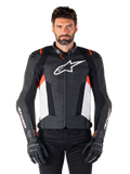 Giacca in pelle Alpinestars Missile V3, nero, bianco e rosso fluo, giacca sportiva da corsa premium in pelle bovina, con logo bianco sul petto e marchio Alpinestars sulle maniche, indossata con guanti e pantaloni da moto neri