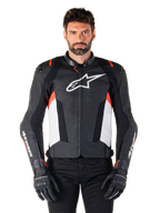 Giacca in pelle Alpinestars Missile V3, nero, bianco e rosso fluo, giacca sportiva da corsa premium in pelle bovina, con logo bianco sul petto e marchio Alpinestars sulle maniche, indossata con guanti e pantaloni da moto neri