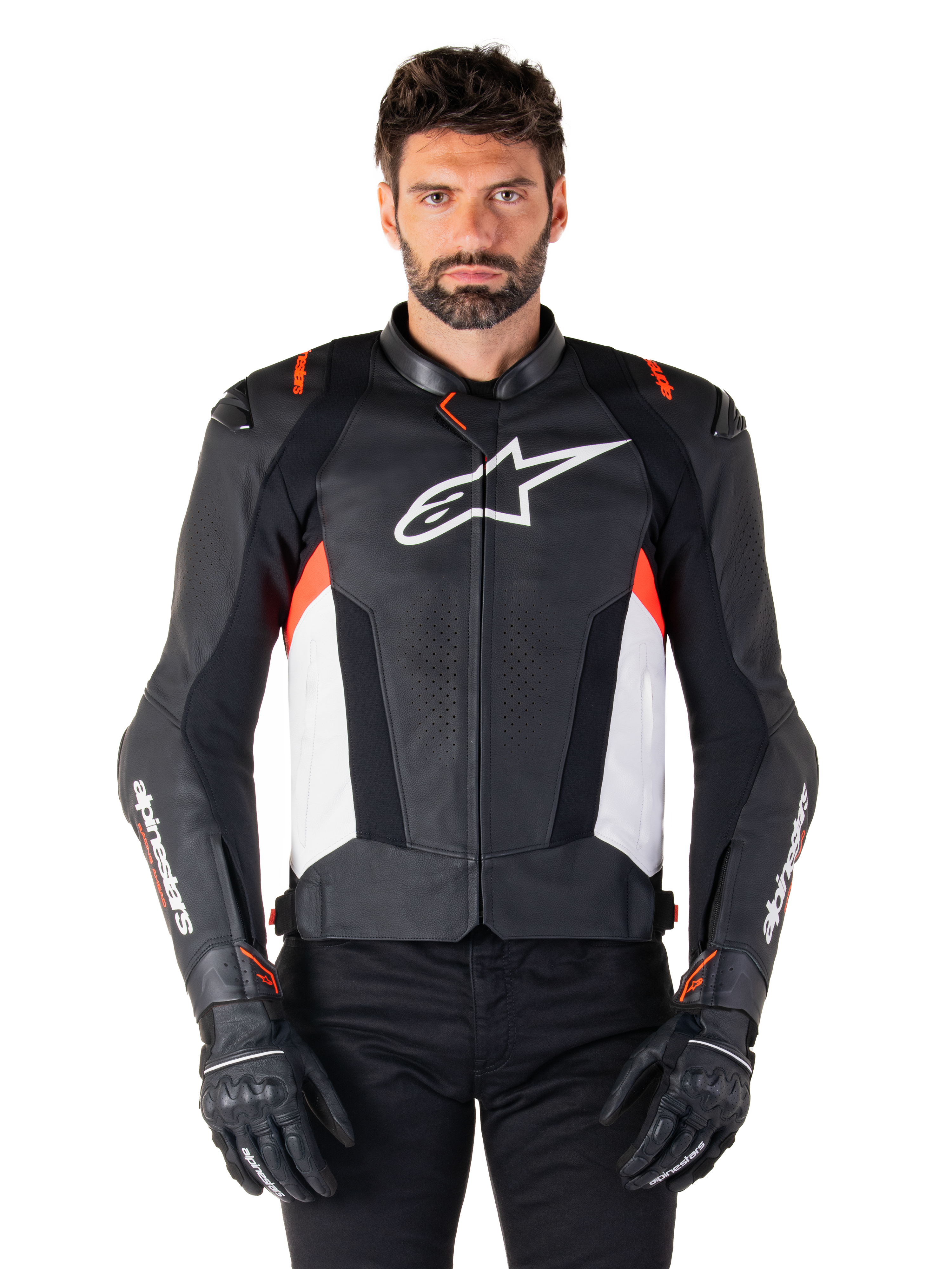 Giacca in pelle Alpinestars Missile V3, nero, bianco e rosso fluo, giacca sportiva da corsa premium in pelle bovina, con logo bianco sul petto e marchio Alpinestars sulle maniche, indossata con guanti e pantaloni da moto neri