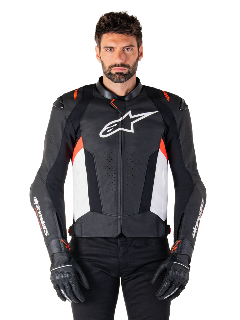 Giacca in pelle Alpinestars Missile V3, nero, bianco e rosso fluo, giacca sportiva da corsa premium in pelle bovina, con logo bianco sul petto e marchio Alpinestars sulle maniche, indossata con guanti e pantaloni da moto neri