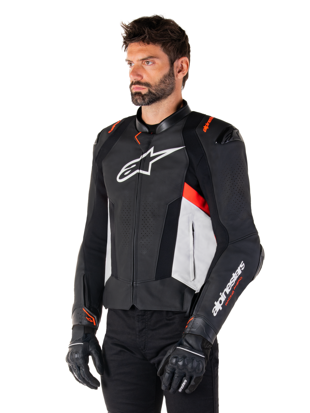 Giacca in pelle Alpinestars Missile V3, nero, bianco e rosso fluo, giacca da moto sportiva da corsa indossata da un modello con guanti e pantaloni neri, caratterizzata da pannelli in pelle traforata e branding Alpinestars in evidenza