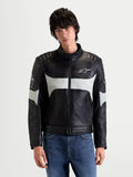 Alpinestars Revern Giacca di pelle, giacca da moto urbana contemporanea da uomo in nero e grigio metallizzato, vista frontale indossata da un modello che mostra la struttura in pelle bovina pieno fiore e lo stile heritage