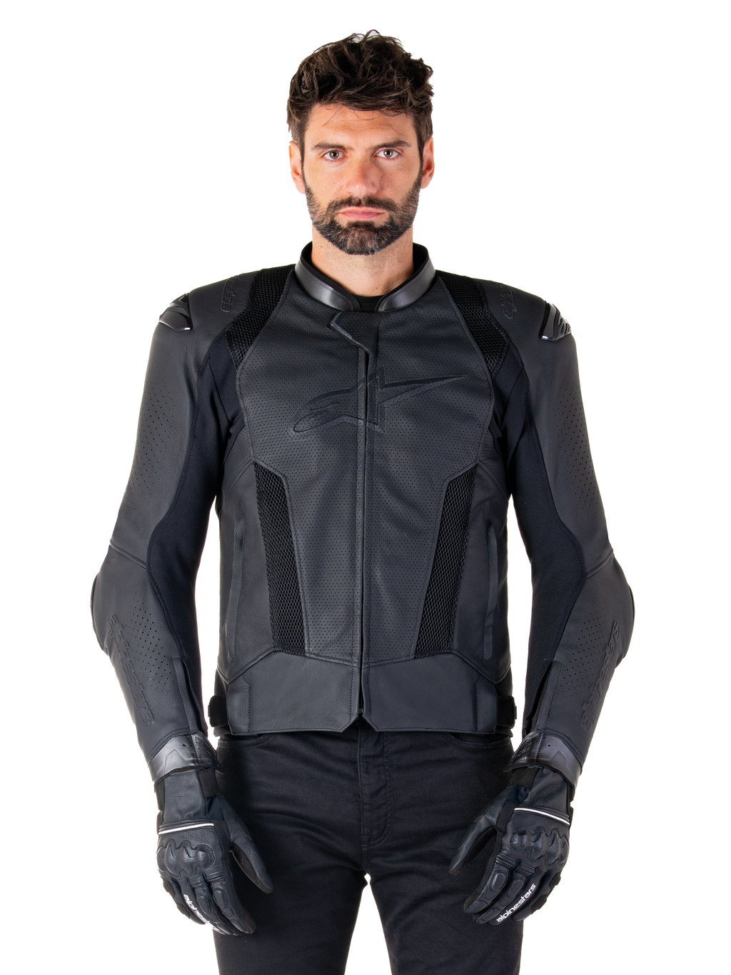 Giacca in pelle Alpinestars Missile V3 Airflow, nera, giacca da moto racing, indossata da un modello con guanti e pantaloni neri, con pannelli in pelle traforata, ventilazione in mesh e protezioni esterne sulle spalle, struttura in pelle premium per la guida sportiva.