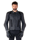 Giacca in pelle Alpinestars Missile V3 Airflow, nera, giacca da moto racing, indossata da un modello con guanti e pantaloni neri, con pannelli in pelle traforata, ventilazione in mesh e protezioni esterne sulle spalle, struttura in pelle premium per la guida sportiva.