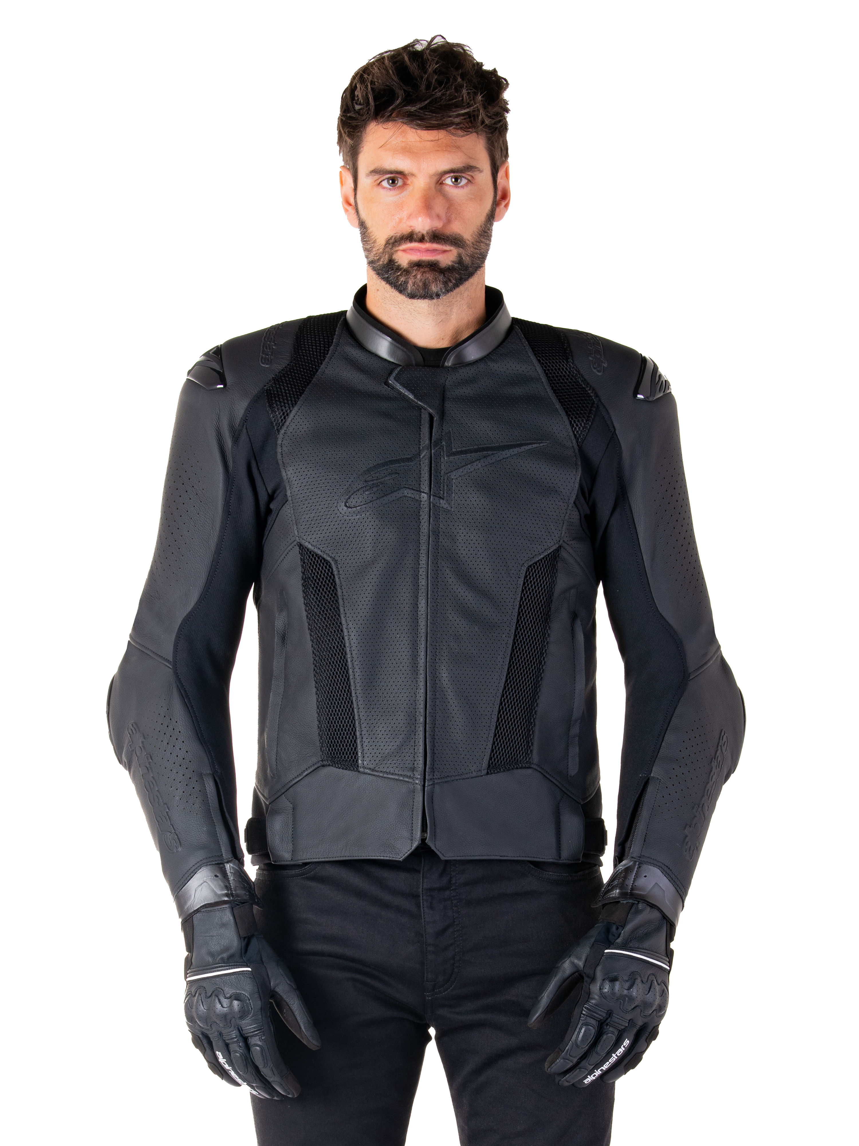 Giacca in pelle Alpinestars Missile V3 Airflow, nera, giacca da moto racing, indossata da un modello con guanti e pantaloni neri, con pannelli in pelle traforata, ventilazione in mesh e protezioni esterne sulle spalle, struttura in pelle premium per la guida sportiva.