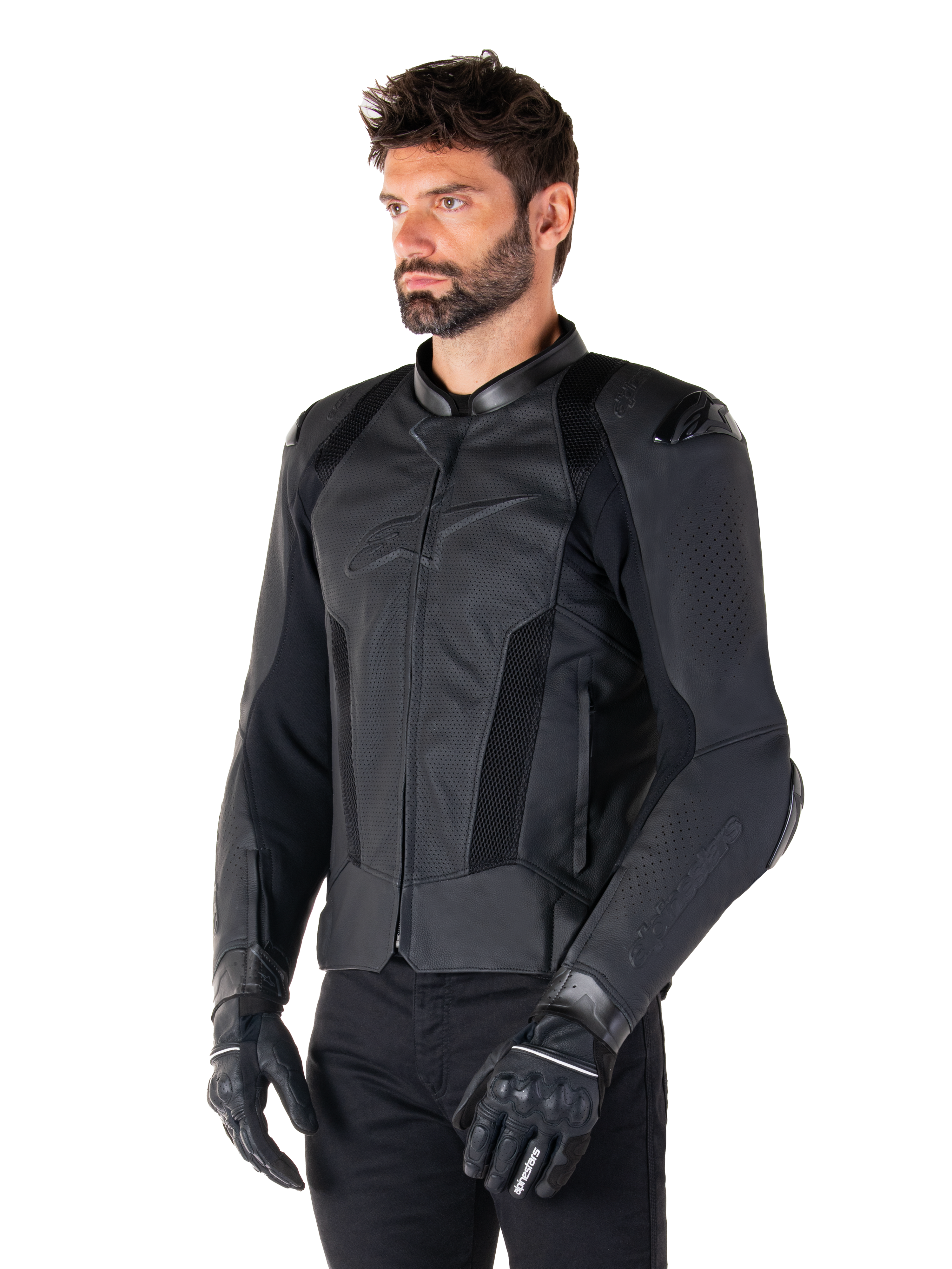 Giacca in pelle Alpinestars Missile V3 Airflow, Nero, indossata da un uomo con guanti e pantaloni da moto neri, con ampi pannelli in pelle traforata, protezioni per le spalle DFS e design sportivo race-fit.