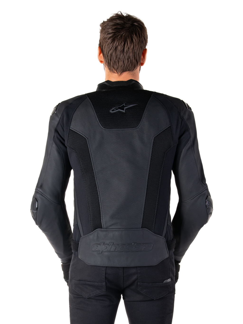 Vista posteriore di un modello che indossa la giacca in pelle Alpinestars Missile V3 Airflow in nero, che mostra ampi pannelli traforati e inserti in rete sulla schiena per la ventilazione, con marchio a rilievo sulla parte inferiore della schiena.