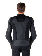 Vista posteriore di un modello che indossa la giacca in pelle Alpinestars Missile V3 Airflow in nero, che mostra ampi pannelli traforati e inserti in rete sulla schiena per la ventilazione, con marchio a rilievo sulla parte inferiore della schiena.