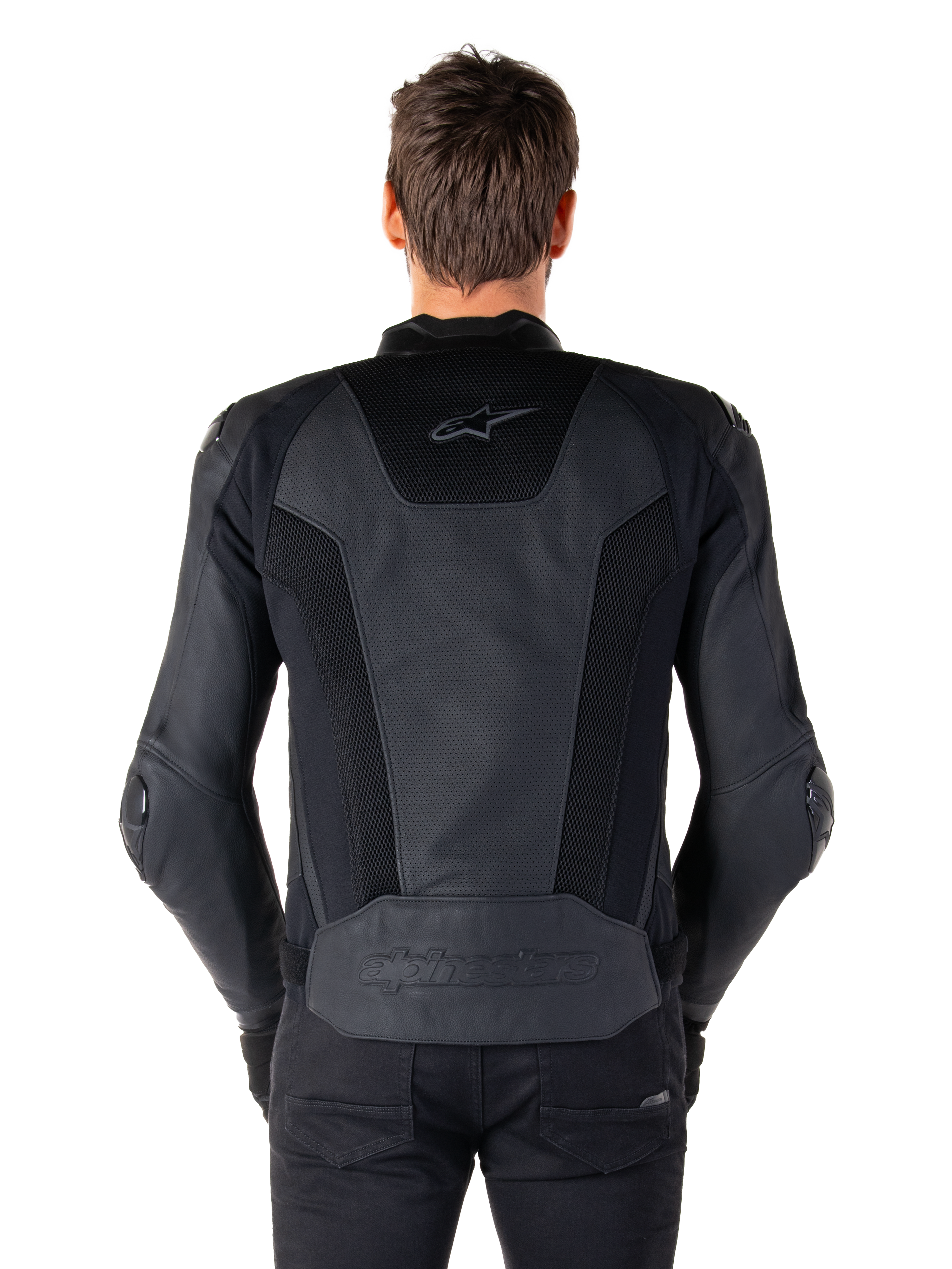 Vista posteriore di un modello che indossa la giacca in pelle Alpinestars Missile V3 Airflow in nero, che mostra ampi pannelli traforati e inserti in rete sulla schiena per la ventilazione, con marchio a rilievo sulla parte inferiore della schiena.