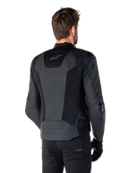 Alpinestars Missile V3 Airflow Leather Jacket, nero, vista posteriore sul modello, con pannelli in pelle traforata e mesh per la ventilazione, protezioni esterne in TPU su spalle e gomiti, design aerodinamico ispirato alle corse