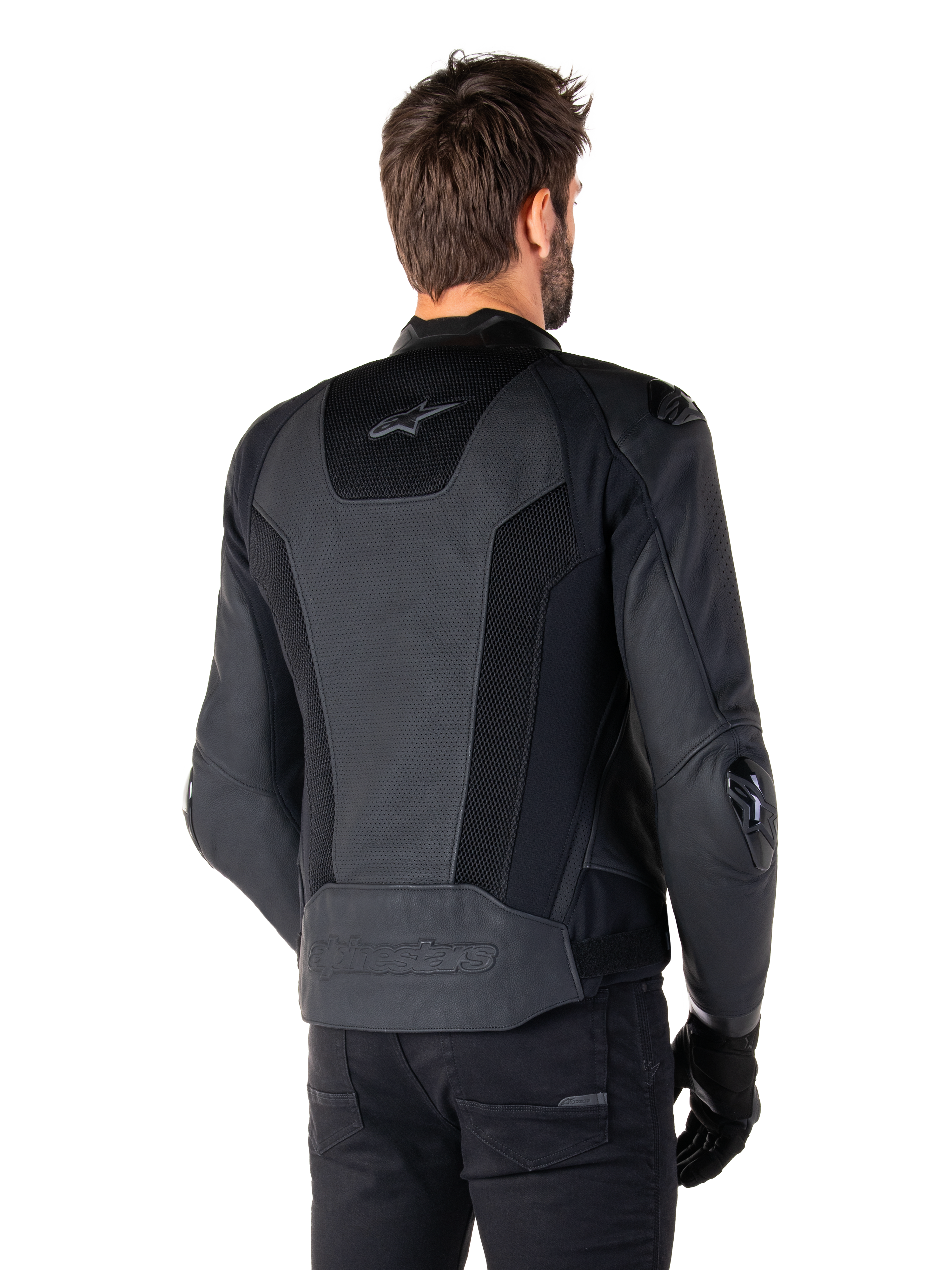 Alpinestars Missile V3 Airflow Leather Jacket, nero, vista posteriore sul modello, con pannelli in pelle traforata e mesh per la ventilazione, protezioni esterne in TPU su spalle e gomiti, design aerodinamico ispirato alle corse