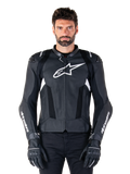 Alpinestars Missile V3 Airflow Leather Jacket, nero e bianco, giacca da corsa per motociclismo con pannelli di ventilazione in pelle traforata, grande logo a stella bianco sul petto, indossata con guanti coordinati, design protettivo sportivo