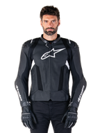 Alpinestars Missile V3 Airflow Leather Jacket, nero e bianco, giacca da corsa per motociclismo con pannelli di ventilazione in pelle traforata, grande logo a stella bianco sul petto, indossata con guanti coordinati, design protettivo sportivo
