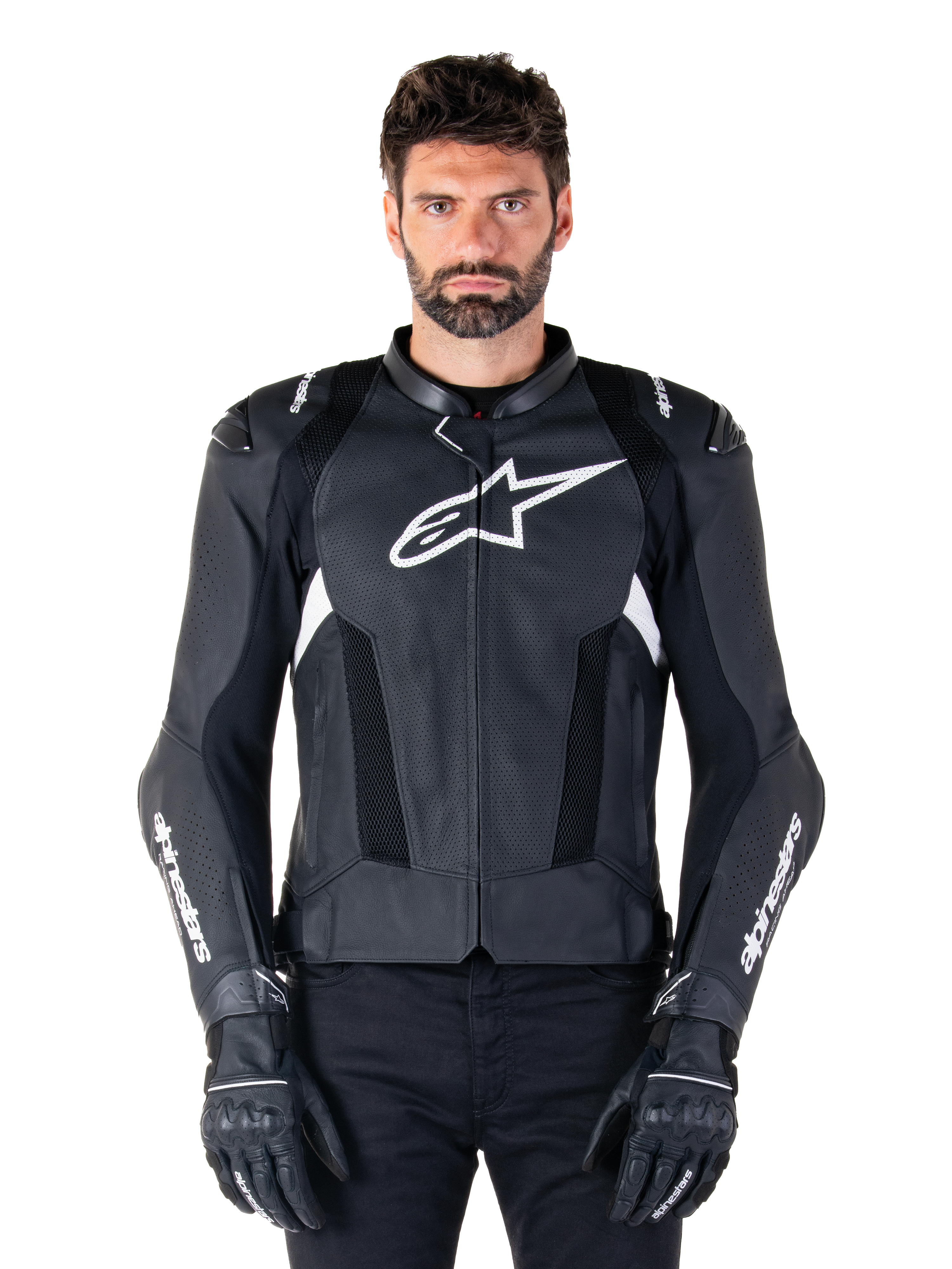 Alpinestars Missile V3 Airflow Leather Jacket, nero e bianco, giacca da corsa per motociclismo con pannelli di ventilazione in pelle traforata, grande logo a stella bianco sul petto, indossata con guanti coordinati, design protettivo sportivo