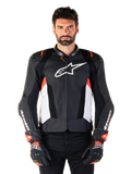 Giacca Alpinestars Missile V3 Airflow in pelle, giacca da moto racing, nero e bianco con accenti rosso fluo, pannelli di ventilazione traforati, logo stella bianco sul petto, indossata con guanti neri e rossi, costruzione in pelle pregiata