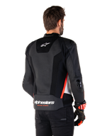Alpinestars Missile V3 Airflow Leather Jacket, vista posteriore, nero, bianco e rosso fluo, con ampie perforazioni per il raffreddamento, slider esterni DFS su spalle e gomiti e logo Alpinestars sulla parte bassa della schiena.