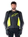 Giacca in pelle Alpinestars Missile V3 Airflow, giacca da moto sportiva da corsa, nero, giallo fluo e bianco, indossata da un modello con guanti da moto neri, con pelle traforata sul petto, vistoso logo giallo fluo e loghi bianchi sulle maniche
