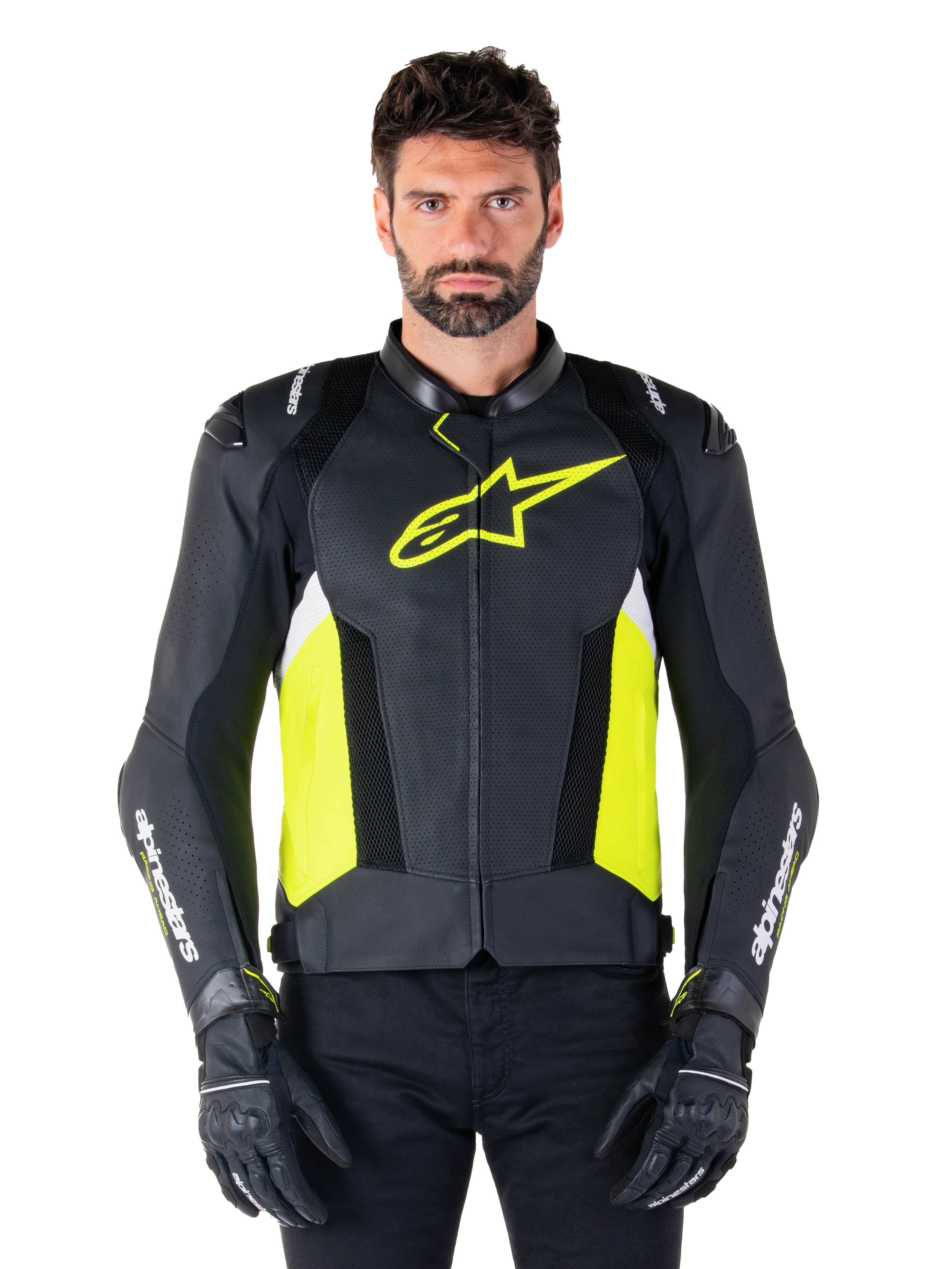 Giacca in pelle Alpinestars Missile V3 Airflow, giacca da moto sportiva da corsa, nero, giallo fluo e bianco, indossata da un modello con guanti da moto neri, con pelle traforata sul petto, vistoso logo giallo fluo e loghi bianchi sulle maniche