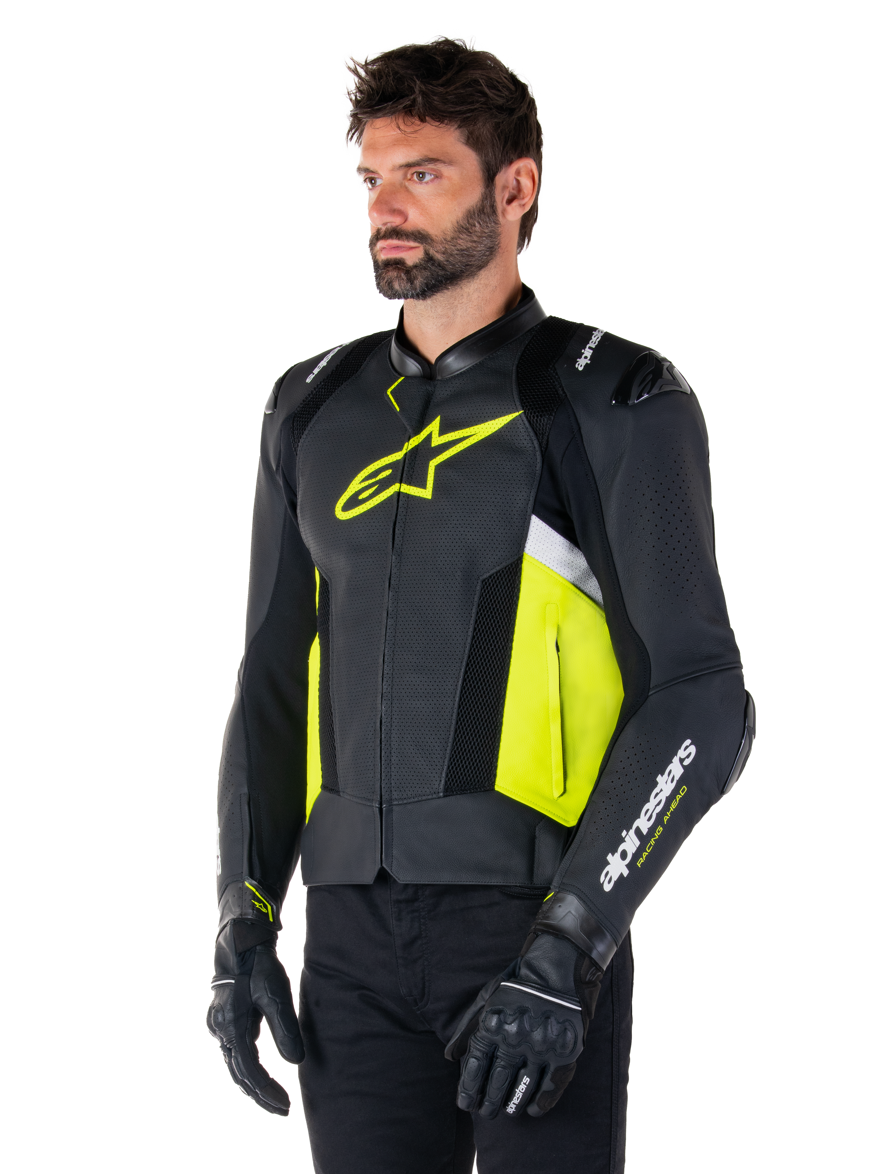 Modello uomo che indossa la giacca in pelle Alpinestars Missile V3 Airflow, nero con dettagli giallo fluo e bianchi, caratterizzata da pelle traforata per la massima ventilazione, vistoso logo giallo sul petto, abbinata a guanti e pantaloni neri, abbigliamento da moto sportivo da corsa