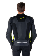 Giacca in pelle Alpinestars Missile V3 Airflow, vista posteriore, nero con accenti giallo fluo e bianco, ampi pannelli in pelle traforata per la ventilazione, branding Alpinestars sulla parte superiore e inferiore della schiena, giacca sportiva da moto ispirata alle corse