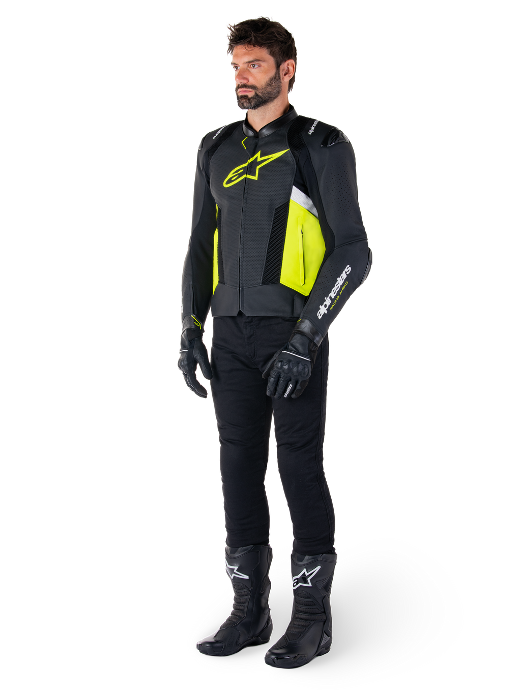 Modello uomo che indossa la giacca in pelle Alpinestars Missile V3 Airflow in nero, giallo fluo e bianco, abbinata a guanti, pantaloni e stivali da moto neri, che mette in risalto il design in pelle traforata e l'estetica ispirata alle corse.