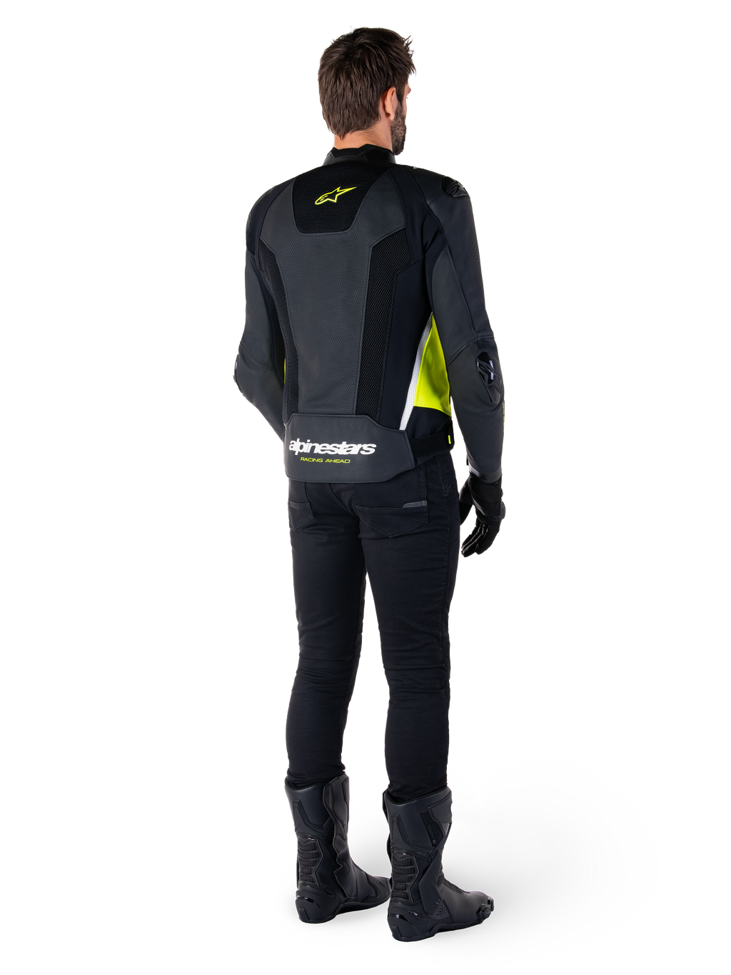 Giacca in pelle Alpinestars Missile V3 Airflow, nero, giallo fluo e bianco, vista posteriore sul pilota, con pannelli posteriori in pelle traforata, logo Alpinestars giallo e dettagli bianchi, indossata con pantaloni e stivali da moto neri
