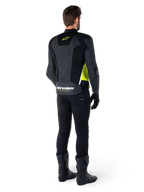 Giacca in pelle Alpinestars Missile V3 Airflow, nero, giallo fluo e bianco, vista posteriore sul pilota, con pannelli posteriori in pelle traforata, logo Alpinestars giallo e dettagli bianchi, indossata con pantaloni e stivali da moto neri