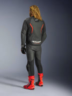 Alpinestars GP Force V2 Leather Jacket, Nero Rosso Fluo, vista posteriore indossata da un pilota con pantaloni in pelle nera coordinati, stivali racing rossi e guanti neri, con vivaci accenti rossi e logo Alpinestars sul retro, abbigliamento da moto con vestibilità sportiva