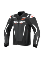 Giacca in pelle Alpinestars GP Force V2, giacca da moto sportiva, nera e bianca, caratterizzata da un vistoso branding Alpinestars bianco sul petto e sulle maniche, loghi a stella rossi e slider esterni sulle spalle, design professionale in pelle ispirato alle corse.