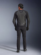Giacca in pelle Alpinestars GP Force V2, nero, vista posteriore, giacca da moto sportiva premium con costruzione in pelle e tessuto, indossata con jeans da moto e guanti neri, con pannelli protettivi sulle spalle e dettagli del brand