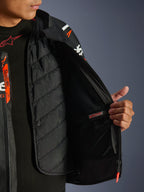 Giacca in pelle Alpinestars GP Force V2, nero e bianco, vista dettagliata dell'interno che mostra la fodera termica trapuntata staccabile e la tasca interna impermeabile, indossata sopra un base layer nero, abbigliamento da moto ad alte prestazioni