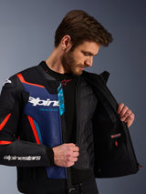 Giacca in pelle Alpinestars GP Force V2 in Nero Blu e Rosso Fluo, vista ravvicinata che mostra il gilet termico interno staccabile e la tasca impermeabile, pelle bovina premium con marchio Tech-Air Ready, abbigliamento da moto ottimizzato per lo sport