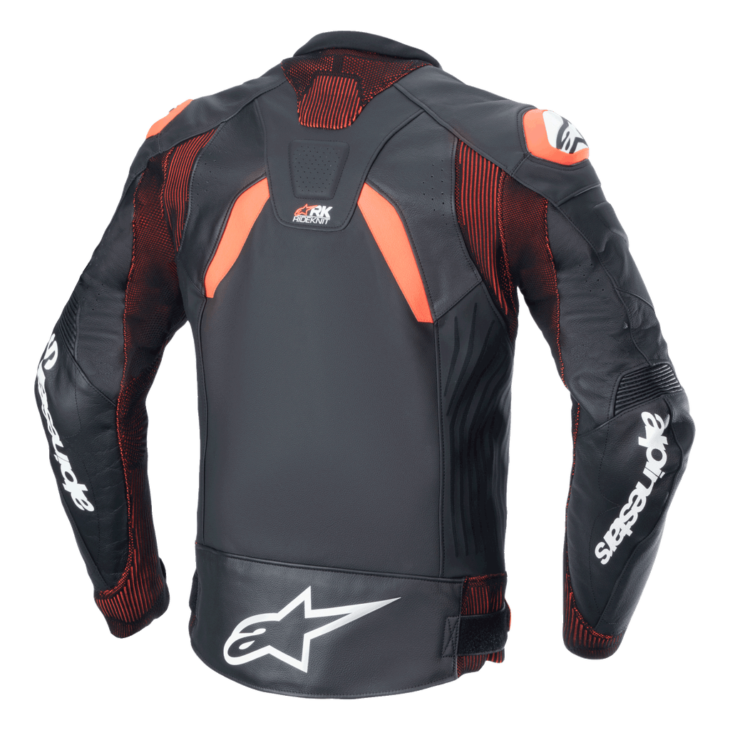 Giacca in pelle Alpinestars GP Plus R V4 Rideknit, nero, rosso fluo e bianco, vista posteriore, con pannelli tecnici elasticizzati RIDEKNIT® e costruzione in pelle premium, branding Alpinestars bianco sulle maniche e sulla parte bassa della schiena