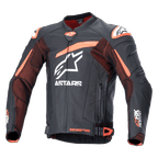 Giacca in pelle Alpinestars GP Plus R V4 Rideknit, giacca da moto racing nera e arancione con loghi bianchi, petto e braccia traforati, dettagli arancioni sulle spalle, zip frontale e cinghie regolabili in vita, design sportivo e resistente