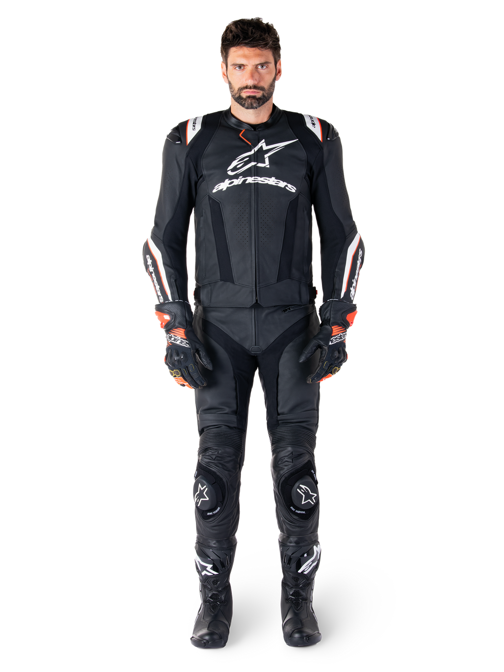Pilota che indossa la giacca in pelle Alpinestars Missile V3 Ignition nera, abbinata a pantaloni in pelle, guanti e stivali coordinati, con marchio Alpinestars bianco e dettagli rossi, progettata per prestazioni da corsa professionali.