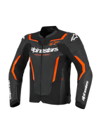 Alpinestars GP Force V2 Air Leather Jacket, giacca da moto in pelle traforata, nero e rosso fluo, con marchio Alpinestars bianco sul petto e sulle maniche, accenti arancione vivace e protezioni per le spalle integrate, vista frontale.